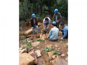 轿顶山风景区工人安装现场1
